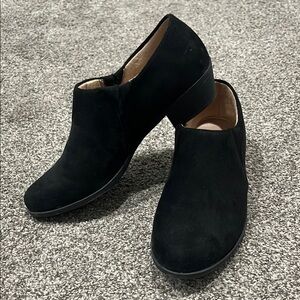 Black Minimalist Flats with Suede Finish